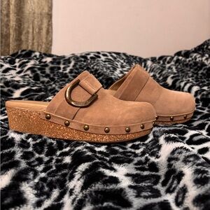 Stylish Tan Clogs for Women